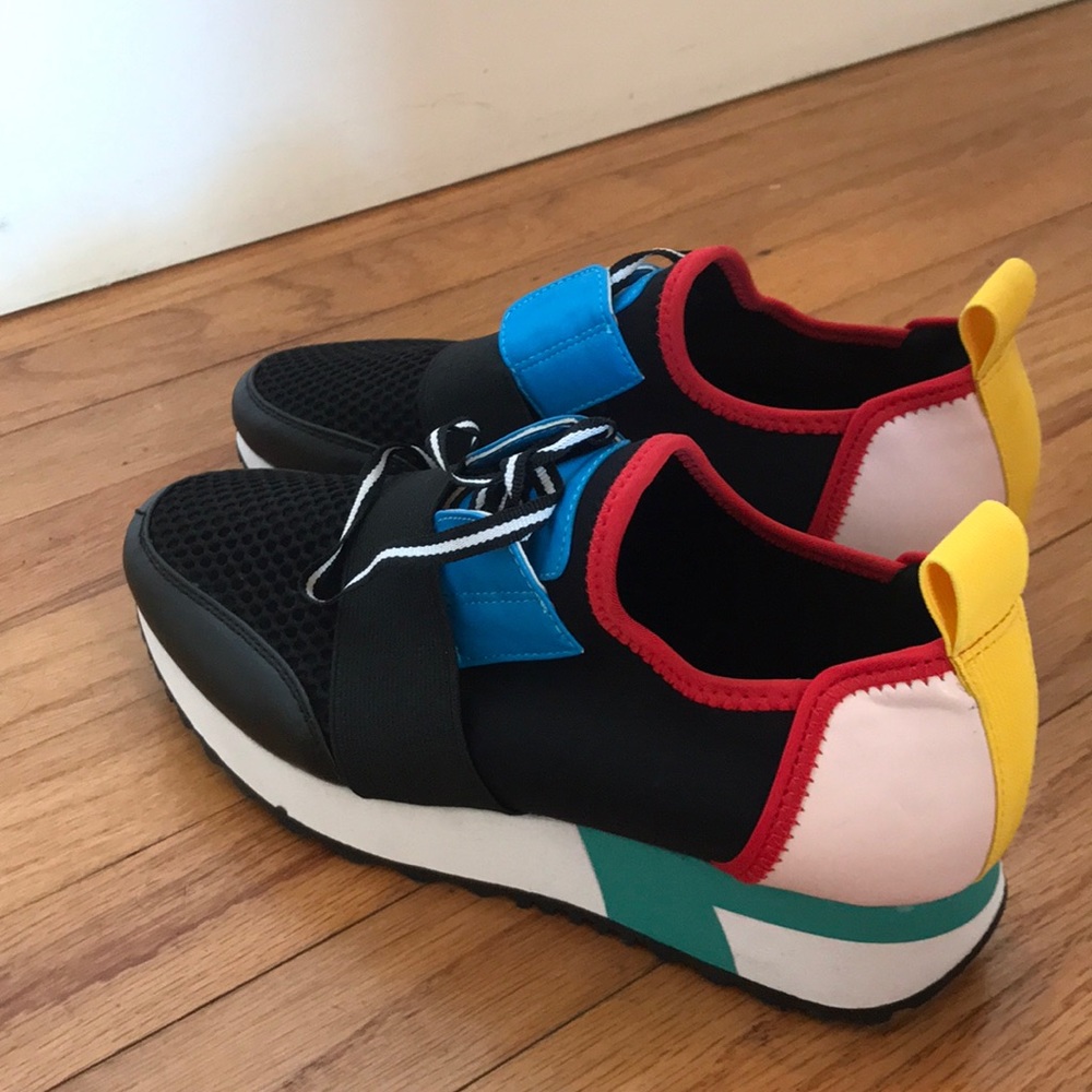 Brand new pair of Steve maddens women sneakers